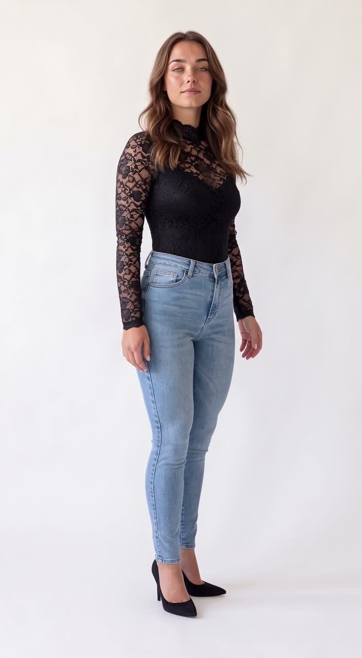Lara vestindo o body de renda floral de manga longa — a peça delicada que pede lavagem à mão